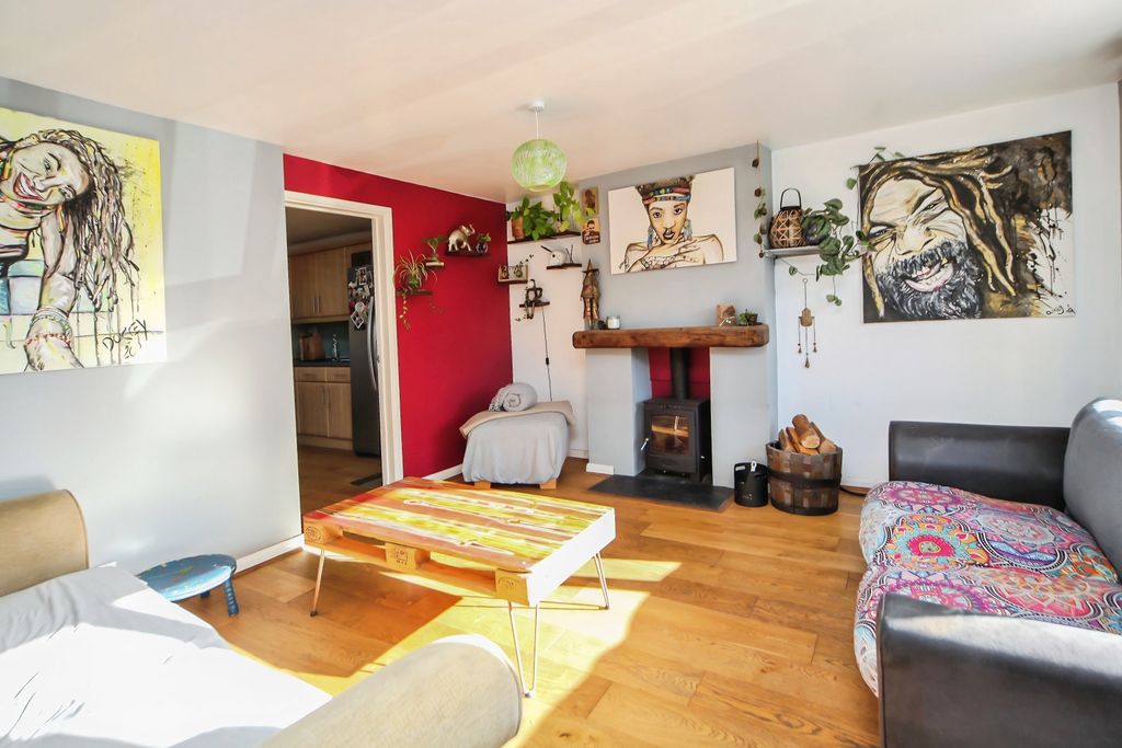 Property photo 2 of 17 Lounge