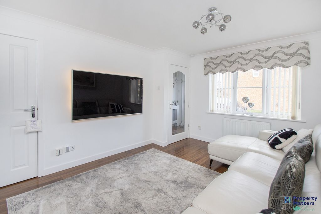 Property photo 3 of 27 Lounge