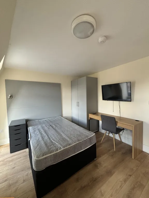 Apartment in Portsmouth, Somers Town - View 3