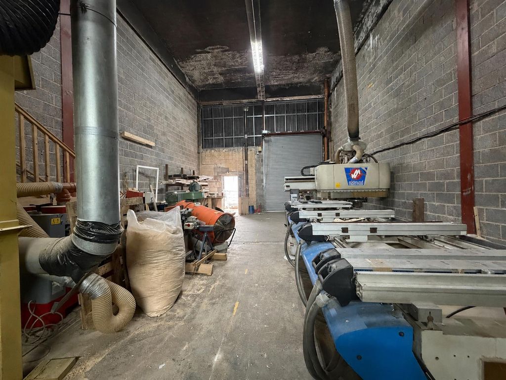 Property photo 3 of 13 E0Abbfcb-7c42-477d-A490-Ccca5Cb85485.Png