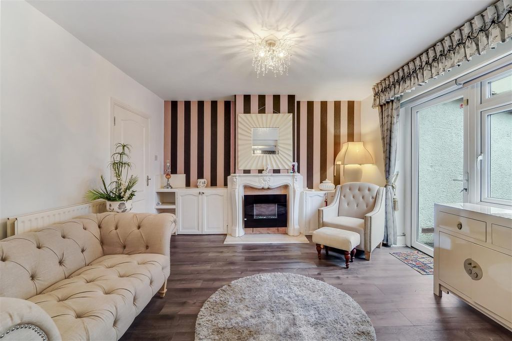 Property photo 2 of 17 The Kingsway