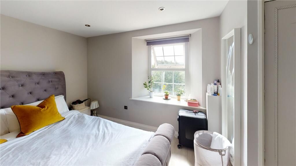 Property photo 2 of 6 A Cozy Double Bedroom With A Comfortable Upholster...