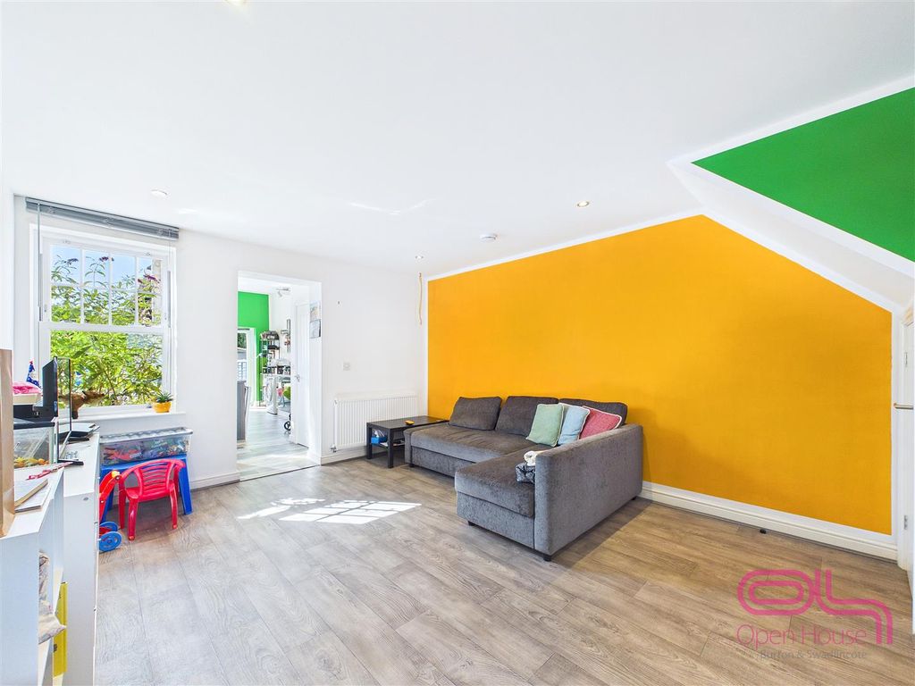 Property photo 3 of 29 Oversetts Road, Newhall (6).Jpg