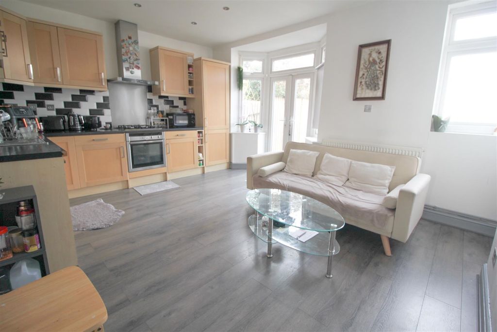 Property photo 3 of 11 Kitchen / Breakfast Room