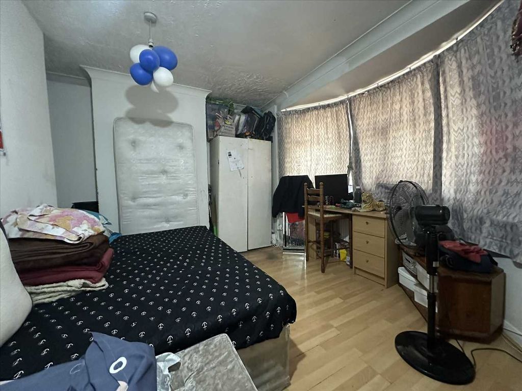Property photo 2 of 16 Room 1