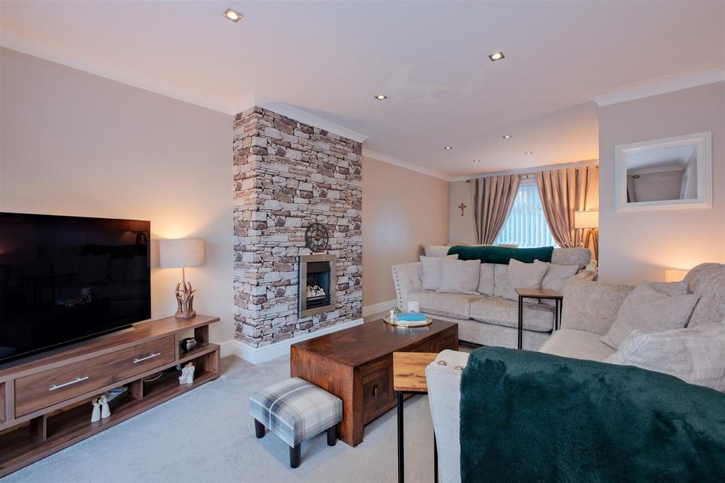 Property photo 2 of 23 Lounge