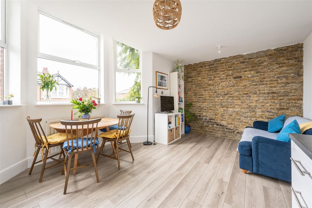 Property photo 2 of 17 Poppleton Road, E11