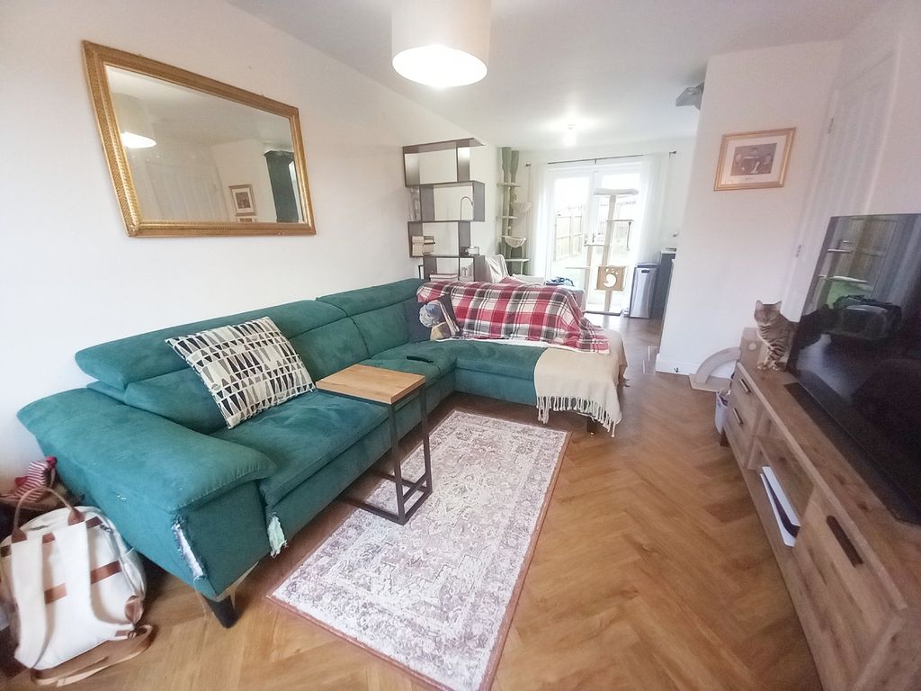 Property photo 3 of 15 Lounge2