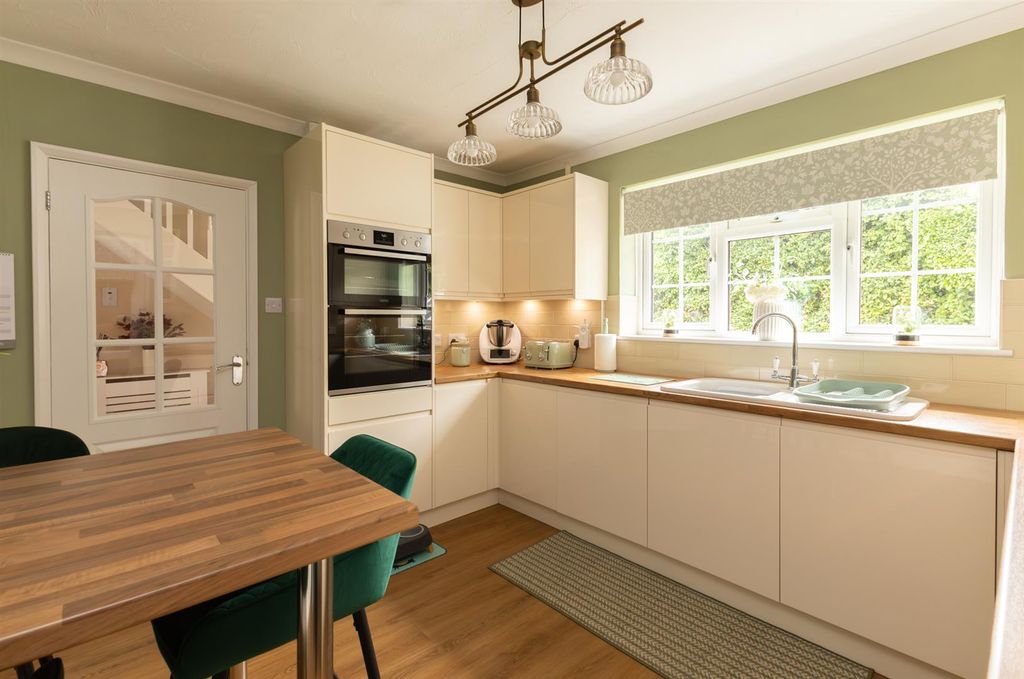 Property photo 2 of 25 Kitchen