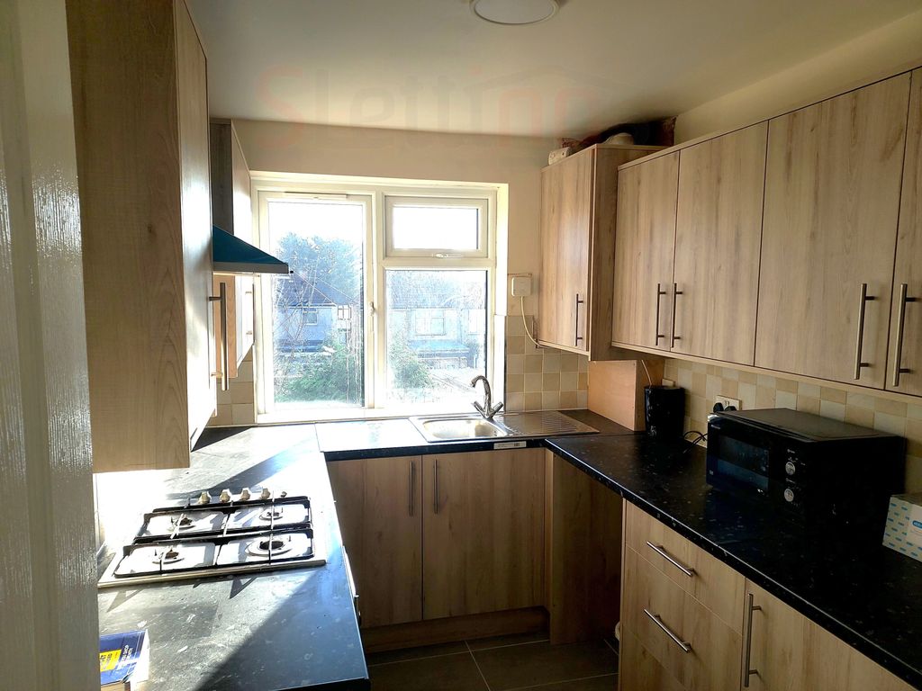 Property photo 1 of 15 2 Bed Flat To Rent Nicola Close, Harrow Weald Ha3