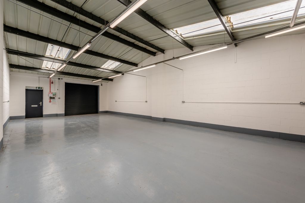 Property photo 3 of 14 8694177-Interior01-800