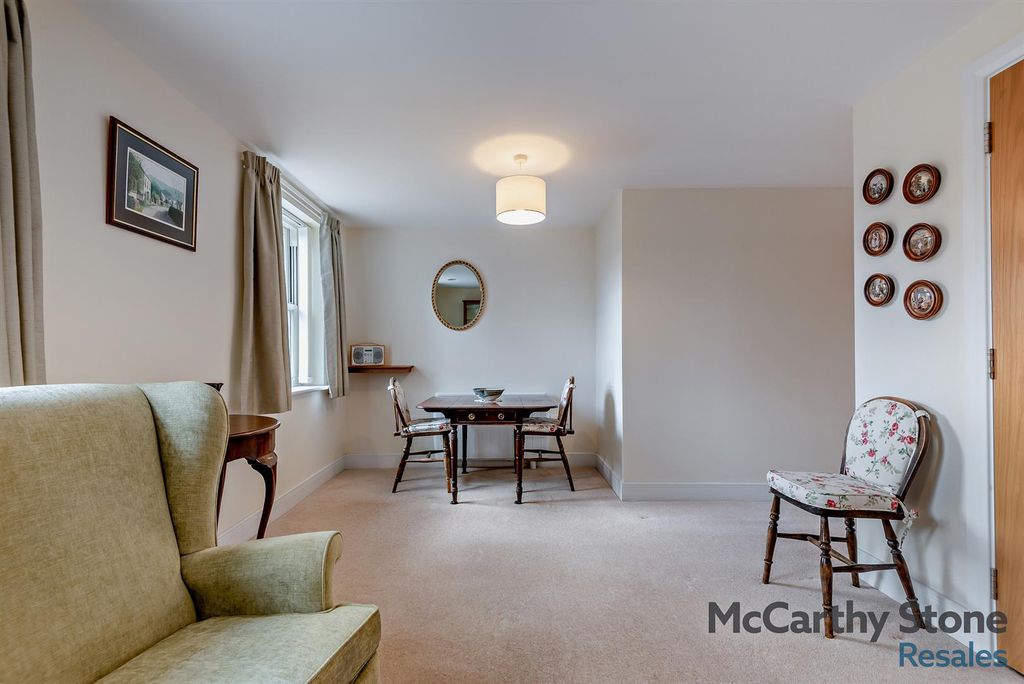 Property photo 2 of 21 8640354-Interior14-800.Jpg