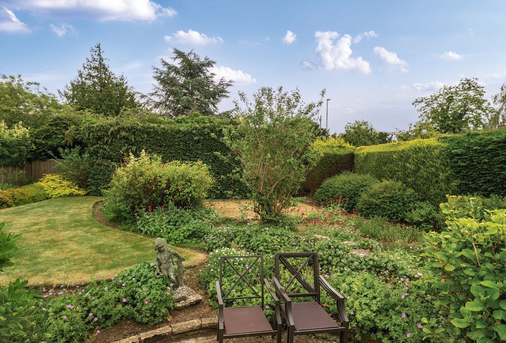 Property photo 2 of 12 1297316-20-682d9F...