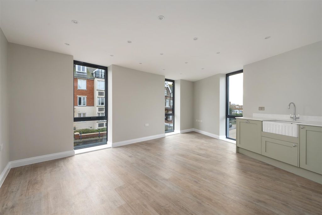 Property photo 3 of 24 Beach Walk, Whitstable