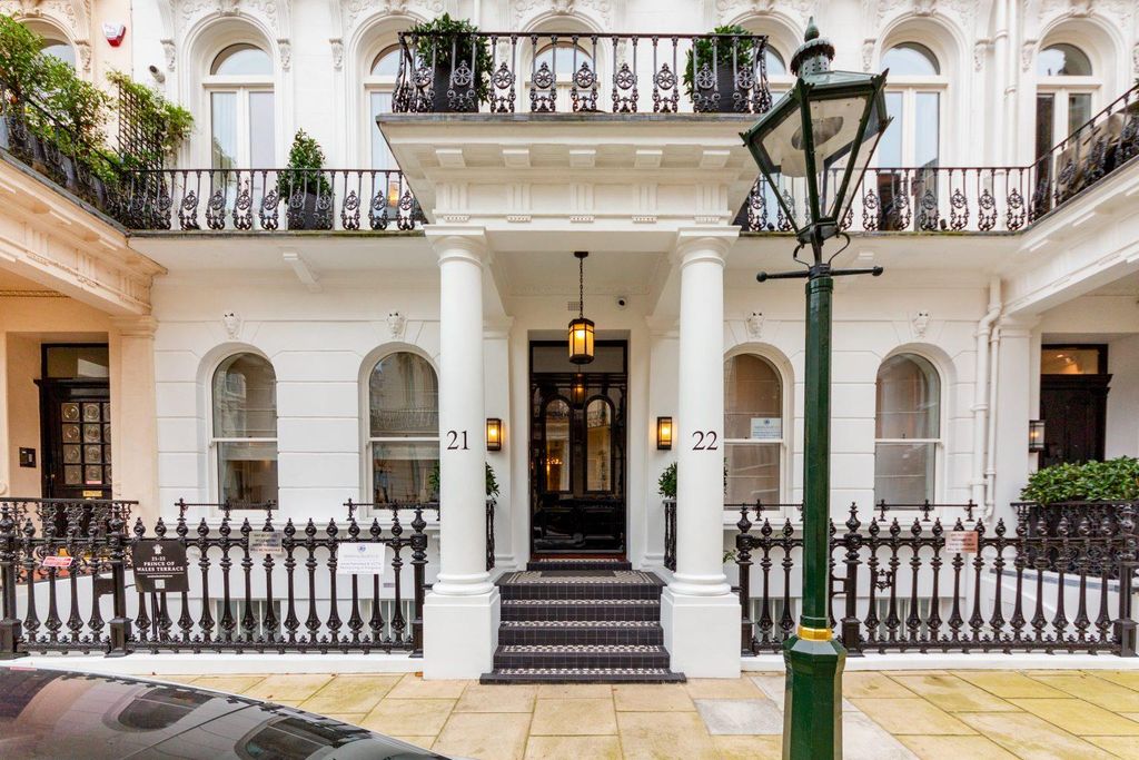 Property photo 1 of 7 18-External-21-Prince-Of-Wales-Terrace-London-W8-5