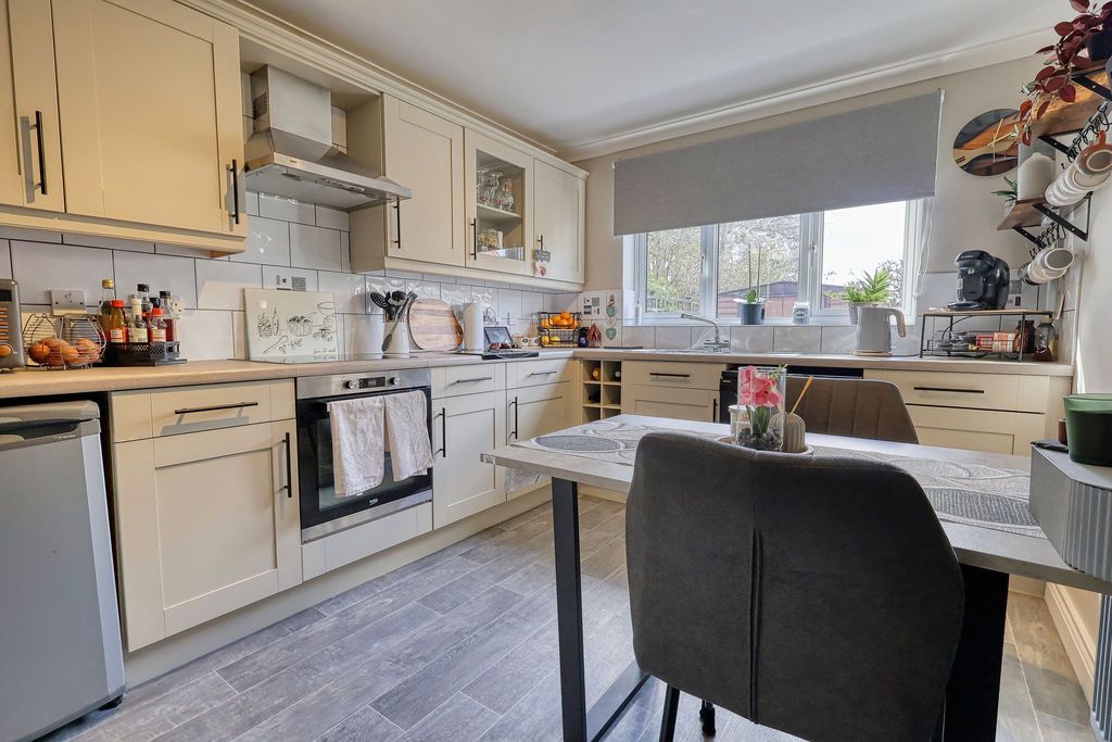 Property photo 3 of 23 Kitchen