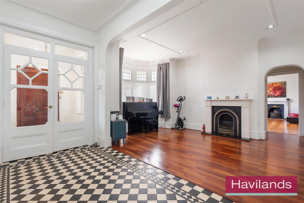 Property photo 2 of 22 Broad Walk-14.Jpg