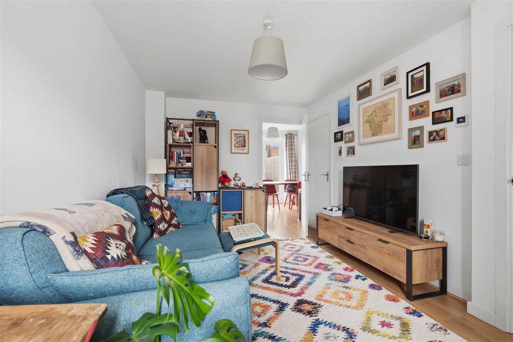 Property photo 2 of 19 23 Crown Farm Close (8 Of 23).Jpg