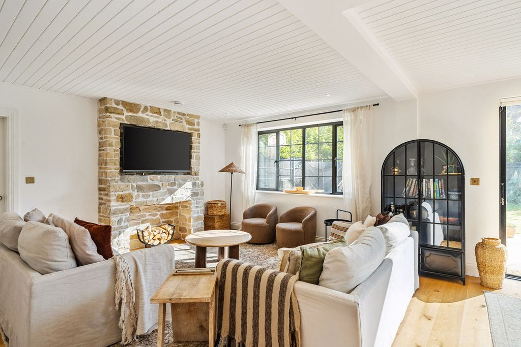 Property photo 2 of 27