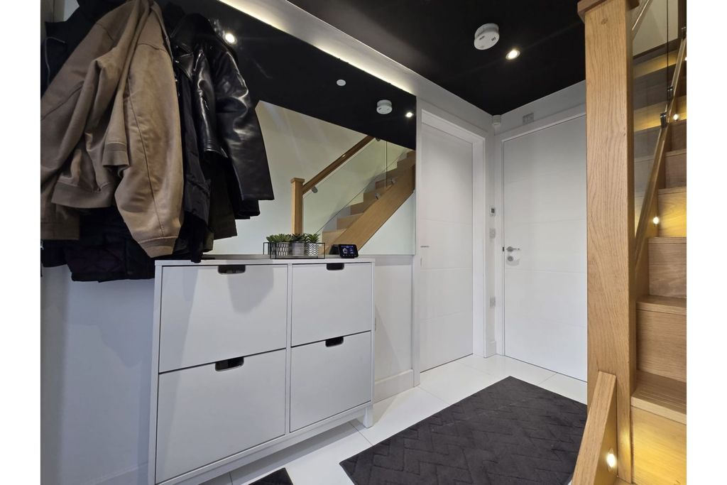 Property photo 2 of 19 Hallway