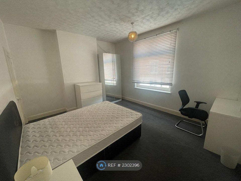 Property photo 3 of 12 Bedroom 2-2