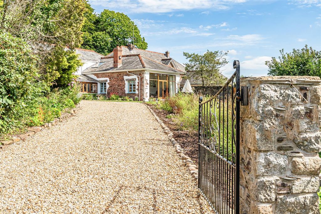 Property photo 3 of 53 Ludd House Entrance.Jpg