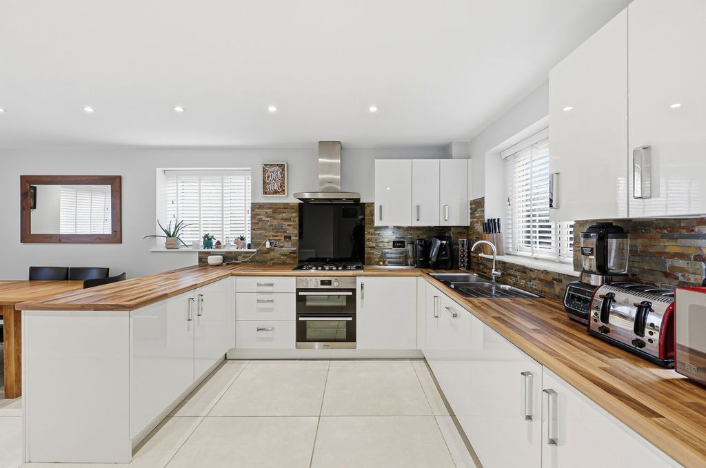 Property photo 2 of 26