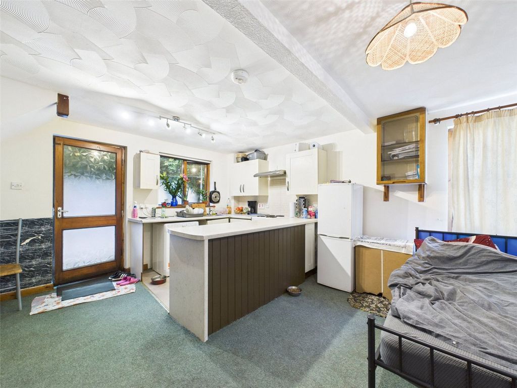 Property photo 3 of 9 Lounge / Kitchen