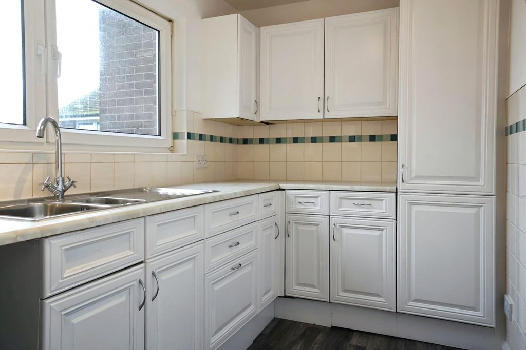 Property photo 3 of 11 Kitchen