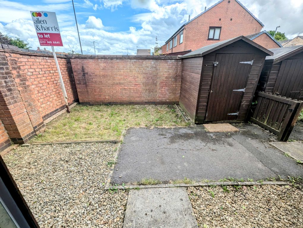 Property photo 3 of 11 Garage