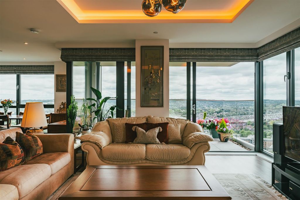 Property photo 3 of 30 Lounge