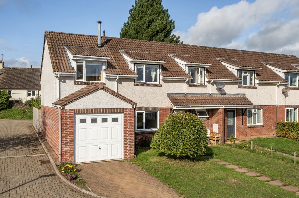 Property photo 1 of 30 8 Britton Close