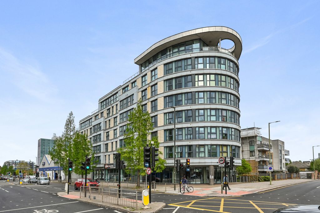 Property photo 1 of 9 Outstanding Modern One Bedroom Apartment