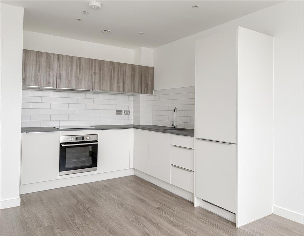 Property photo 2 of 15 Living Room / Kitchen