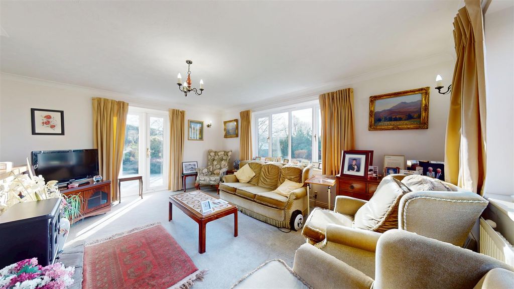 Property photo 3 of 24 Lounge