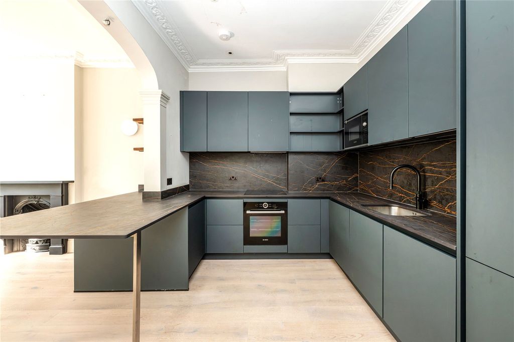 Property photo 2 of 11 Kitchen