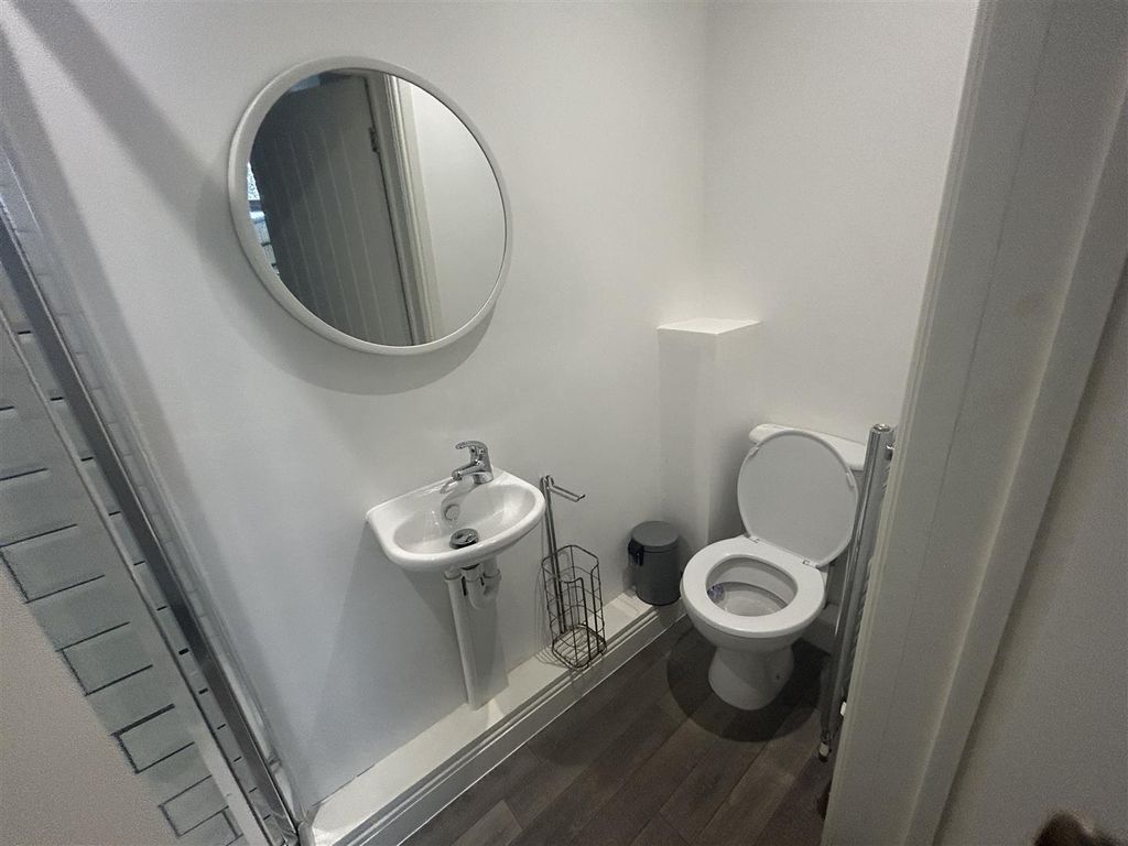 Property photo 3 of 6 Room 4 Bathroo.Jpg
