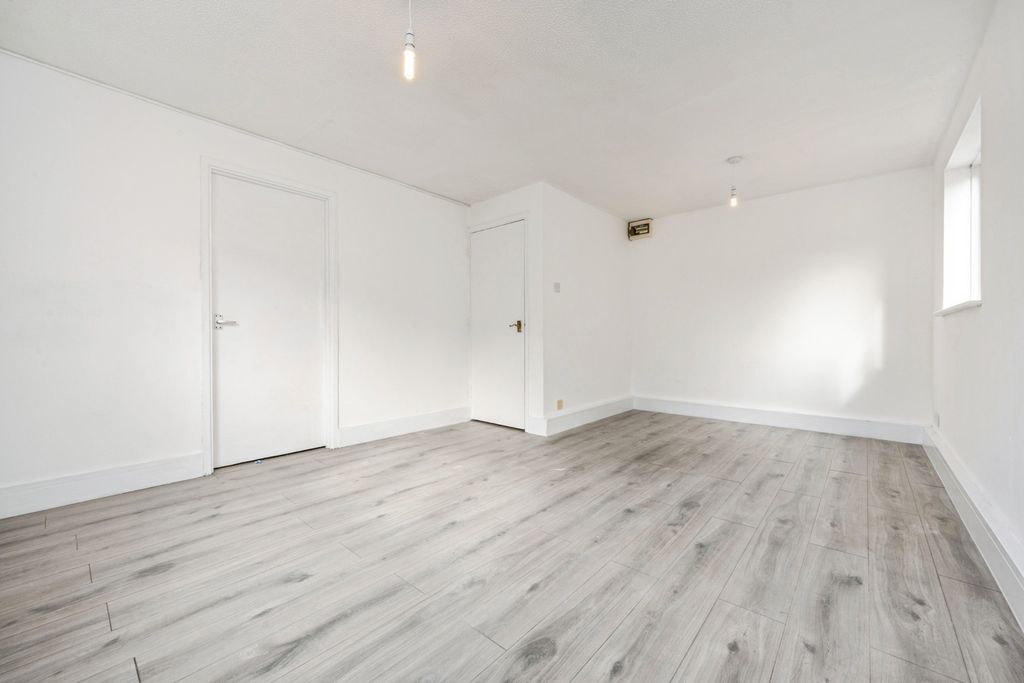 Property photo 2 of 13 Studio