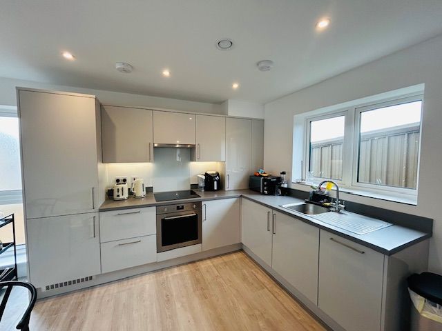 Property photo 3 of 10 Kitchen