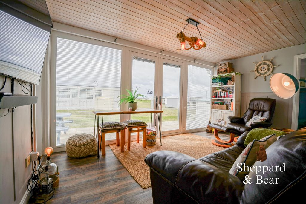 Property photo 2 of 32 Conservatory