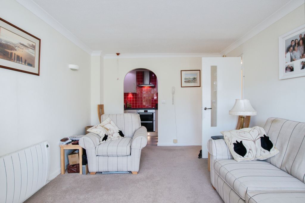 Property photo 3 of 11 Lounge