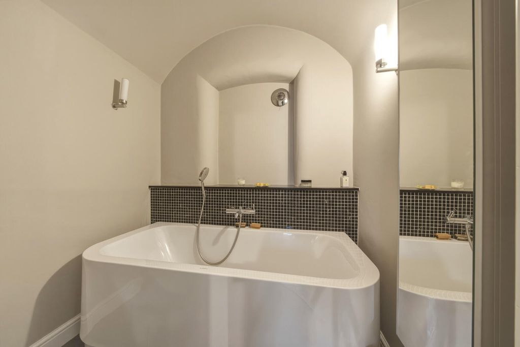 Additional image 23 of 4 bed flat for saleNewcastle Drive, The Park NG7
