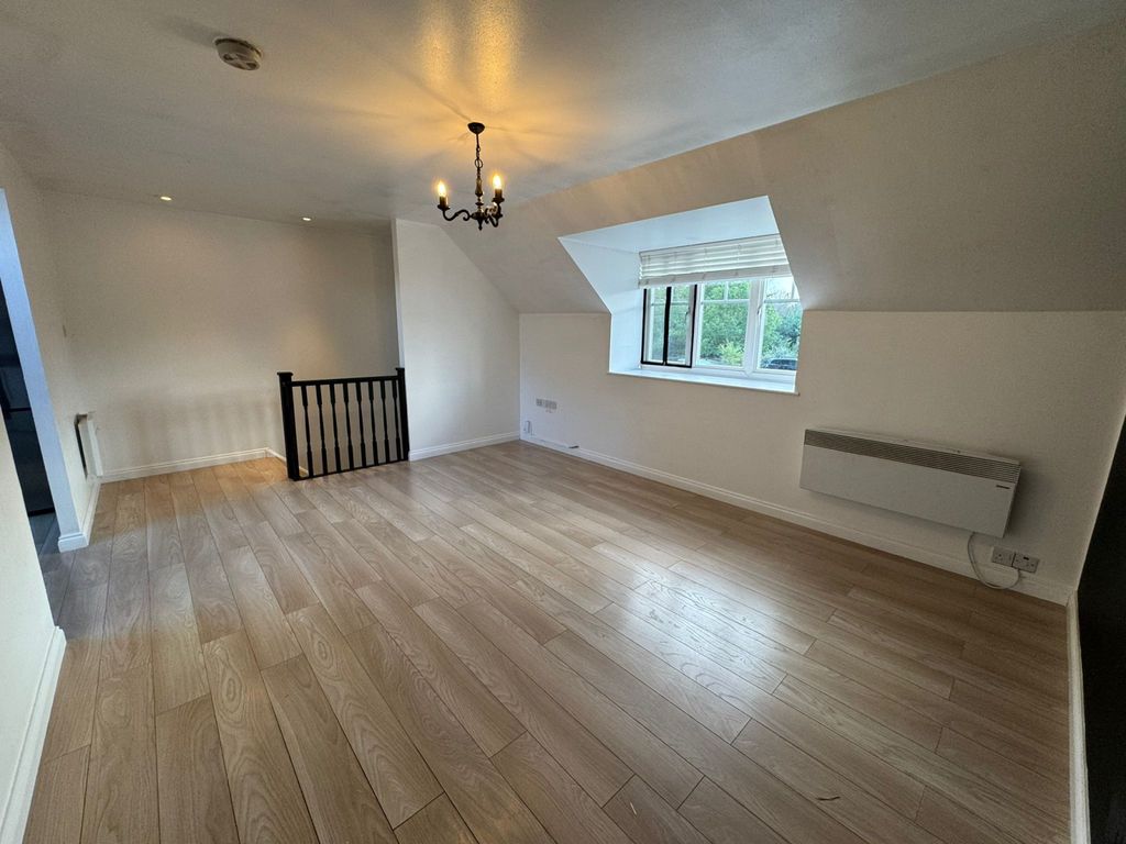 Property photo 3 of 8 Gallery