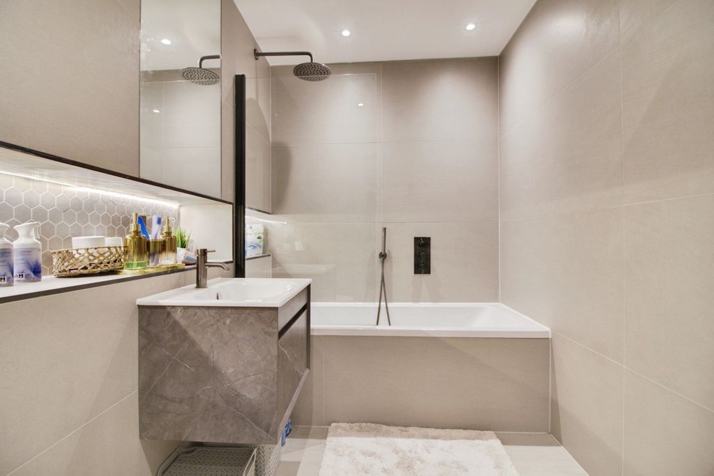 Property photo 3 of 6 Bathroom