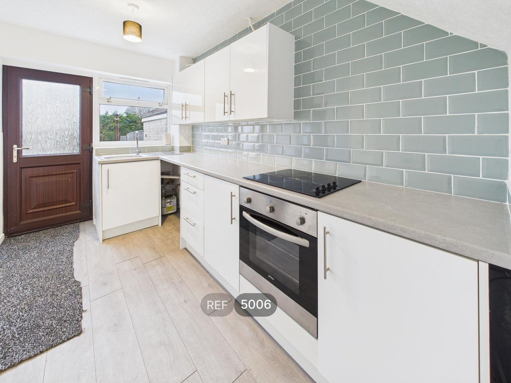 Property photo 2 of 11 Kitchen