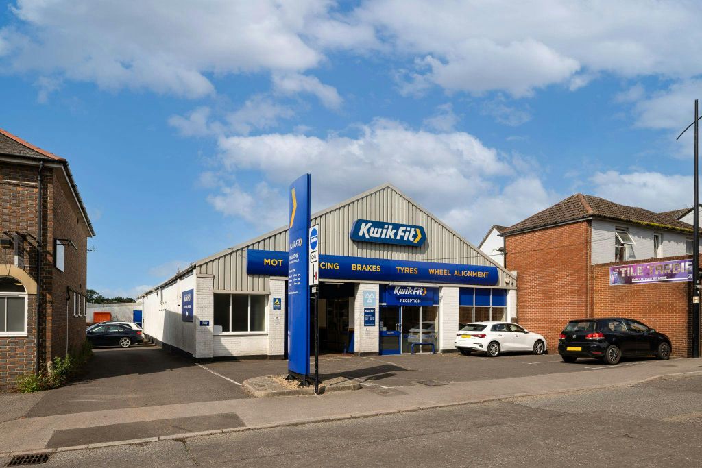Property photo 1 of 17 Kwik Fit Waterlooville External 5.Jpg