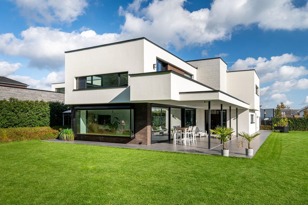 Property photo 2 of 48