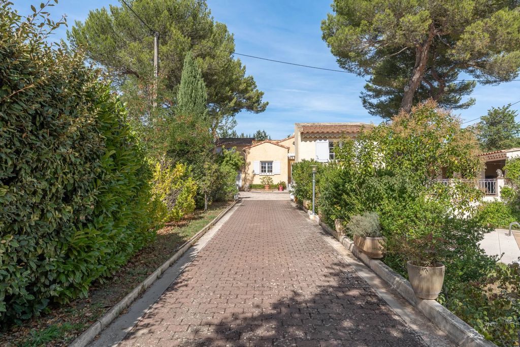 Property photo 2 of 28