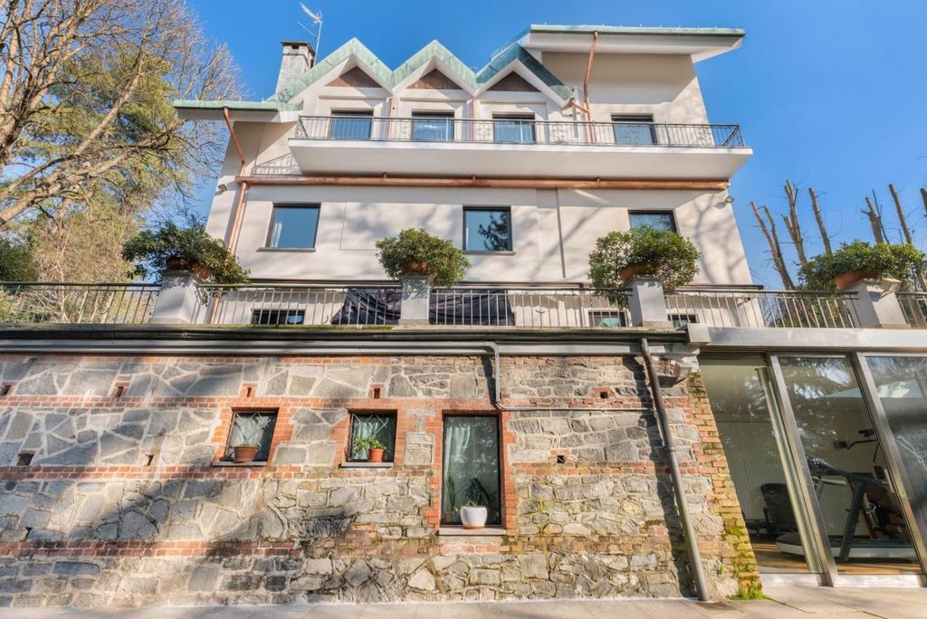 Property photo 2 of 35