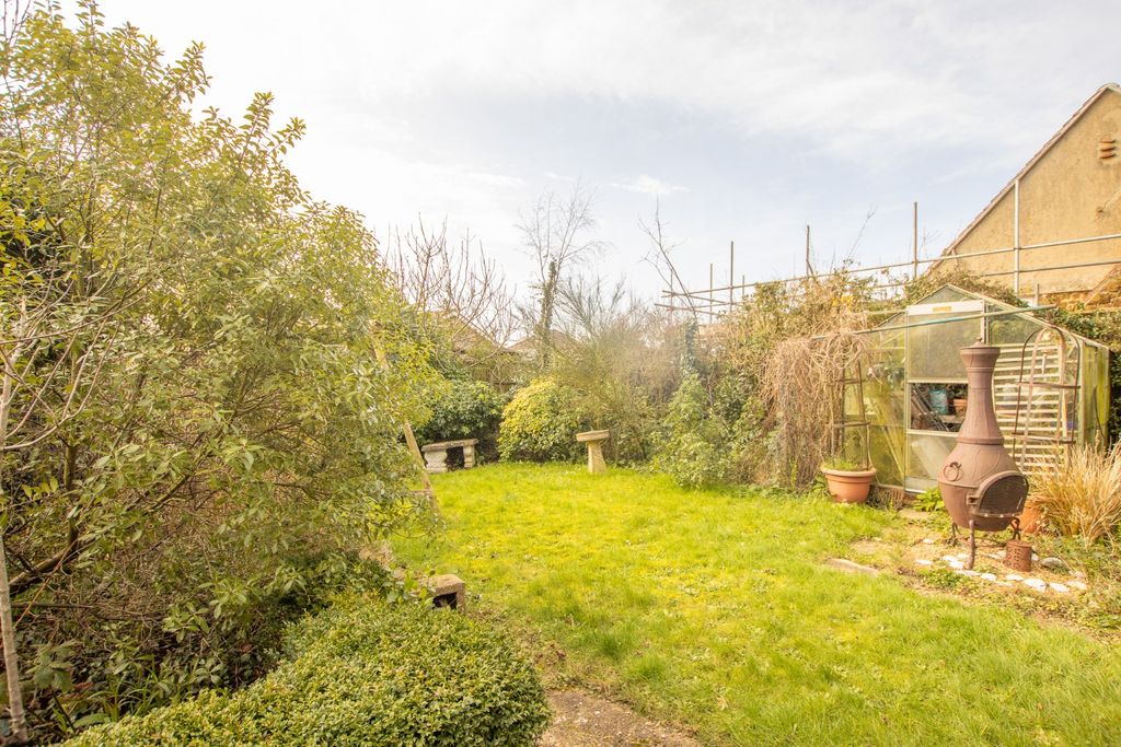 Property photo 2 of 18 4427457